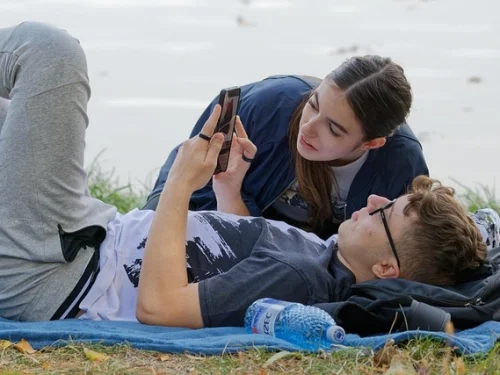 Ay Burcu İkizler Olan Balık Kadını: Duygusallık ve Zekanın Büyüleyici Dansı