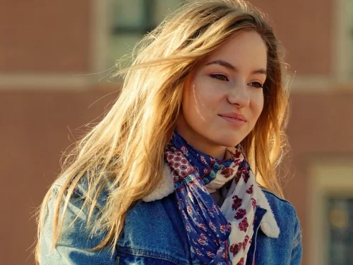 Ay Burcu İkizler Olan Kova Erkeği: Zeka, Duygusallık ve Özgürlüğün Büyüleyici Birleşimi