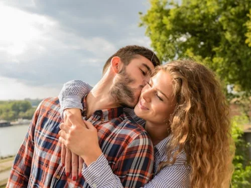 Yükseleni Kova Olan İkizler Erkeği: Zihinlerin ve Yeniliklerin Buluştuğu Nokta