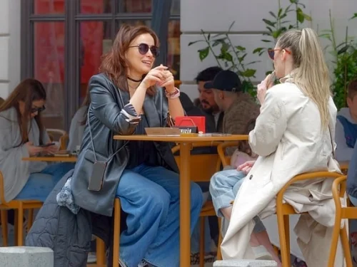 Yükseleni Terazi Olan Kova Erkeği: Özgür Ruhlu Sosyal Deha